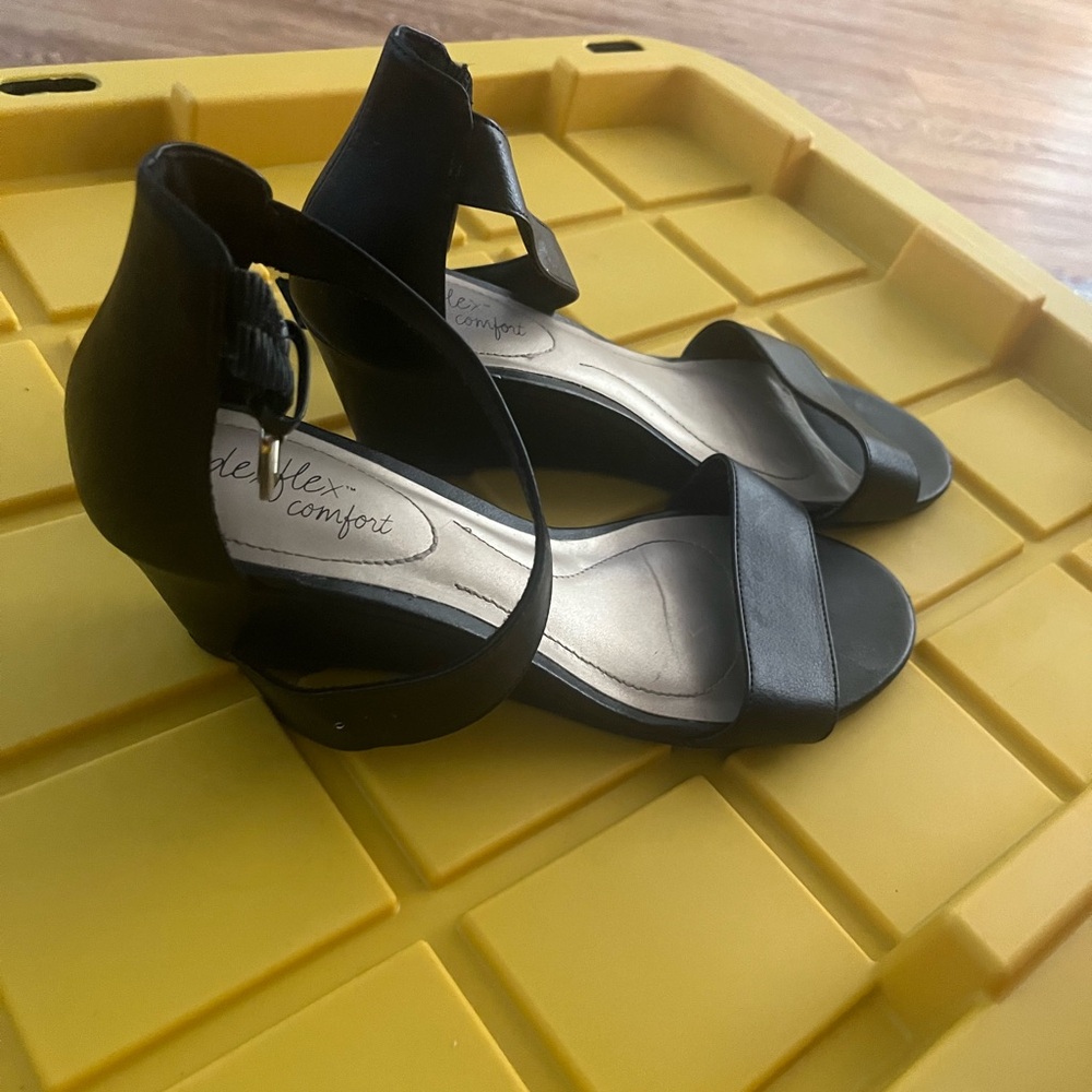 BLACK STRAPPY SANDALS SZ 10